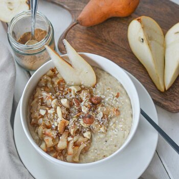 Porridge mit Kokos und Birnen