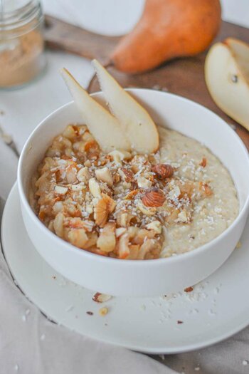 Porridge mit Kokos und Birnen