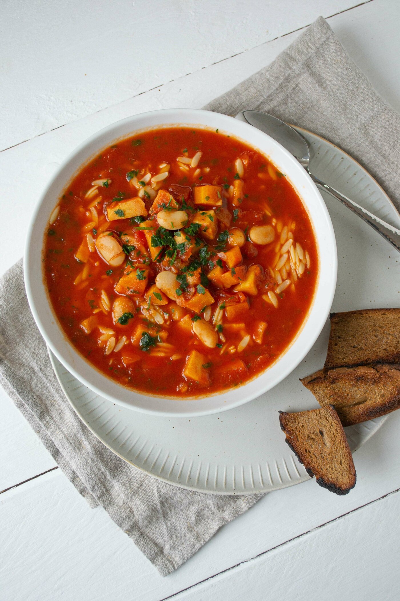 Minestrone mit Pastinaken und Knusperbrot