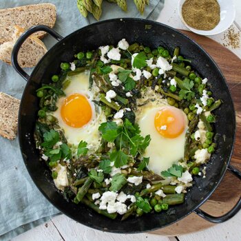 Grüne Shakshuka mit Spargel Erbsen und Feta