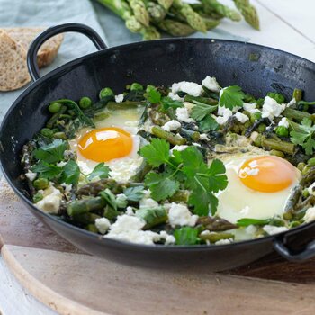 Grüne Shakshuka mit Spargel Erbsen und Feta