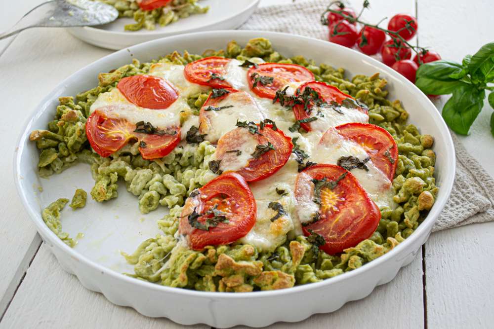 Basilikum Spätzle mit Tomaten und Mozzarella überbacken