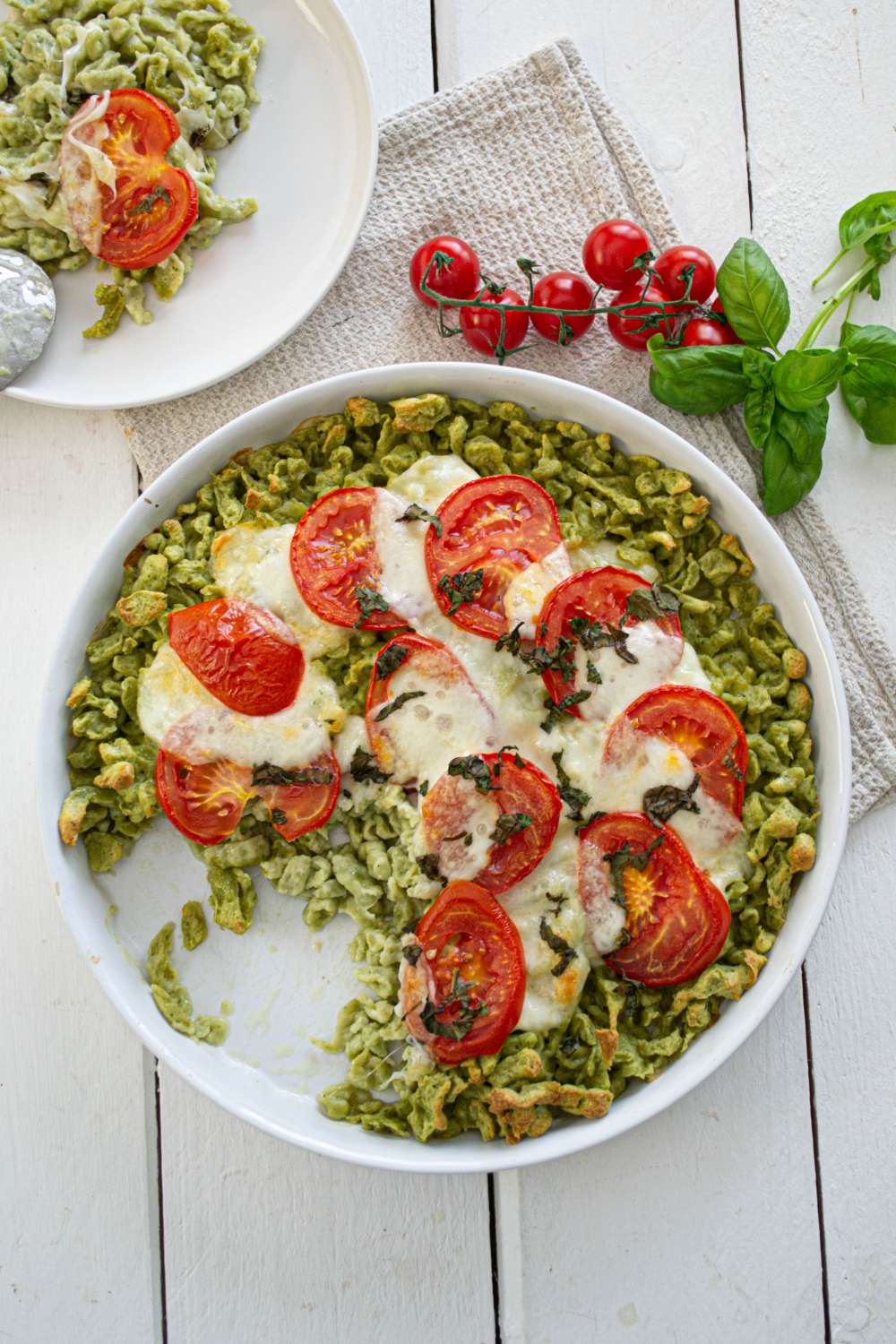 Basilikum Spätzle mit Tomaten und Mozzarella überbacken