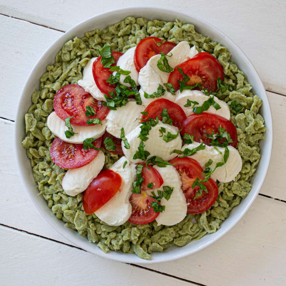 Basilikum Spätzle mit Tomaten und Mozzarella überbacken