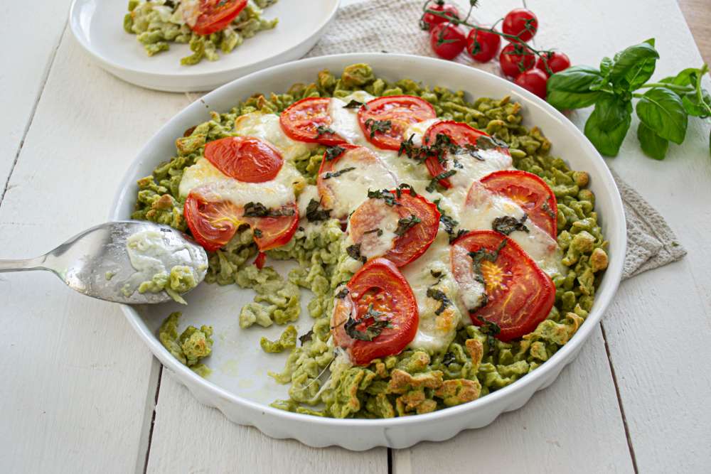Basilikum Spätzle mit Tomaten und Mozzarella überbacken