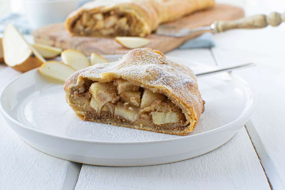 Birnenstrudel aus selbstgemachtem Topfenblätterteig (zuckerfrei)