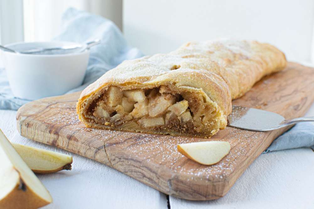 Birnenstrudel aus selbstgemachtem Topfenblätterteig (zuckerfrei)