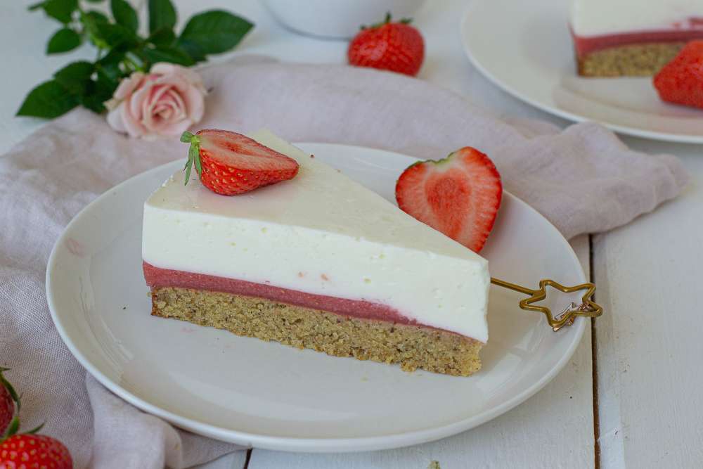 Erdbeer Joghurt Torte mit Nussboden (low carb)