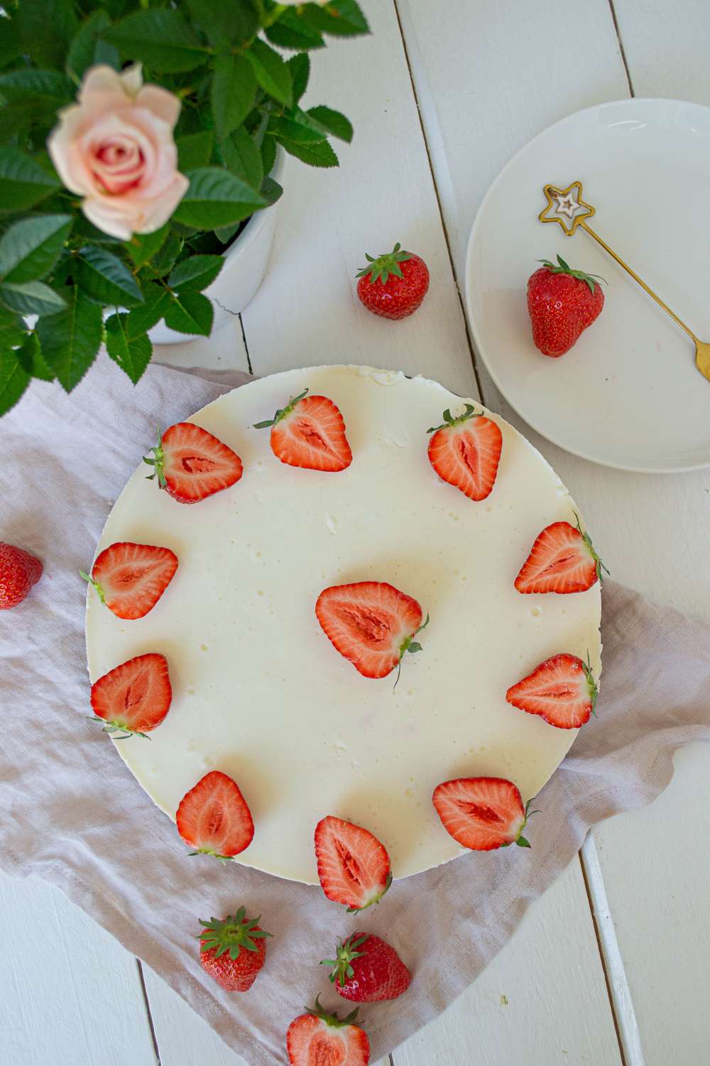Erdbeer Joghurt Torte mit Nussboden low carb oder klassisch glutenfrei
