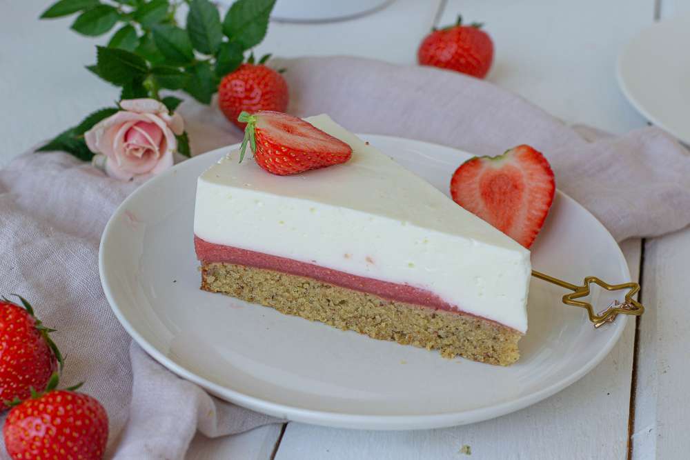 Erdbeer Joghurt Torte mit Nussboden (low carb)