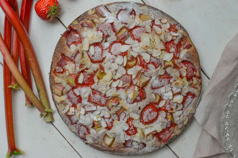 Erdbeer Rhabarber Mandelkuchen