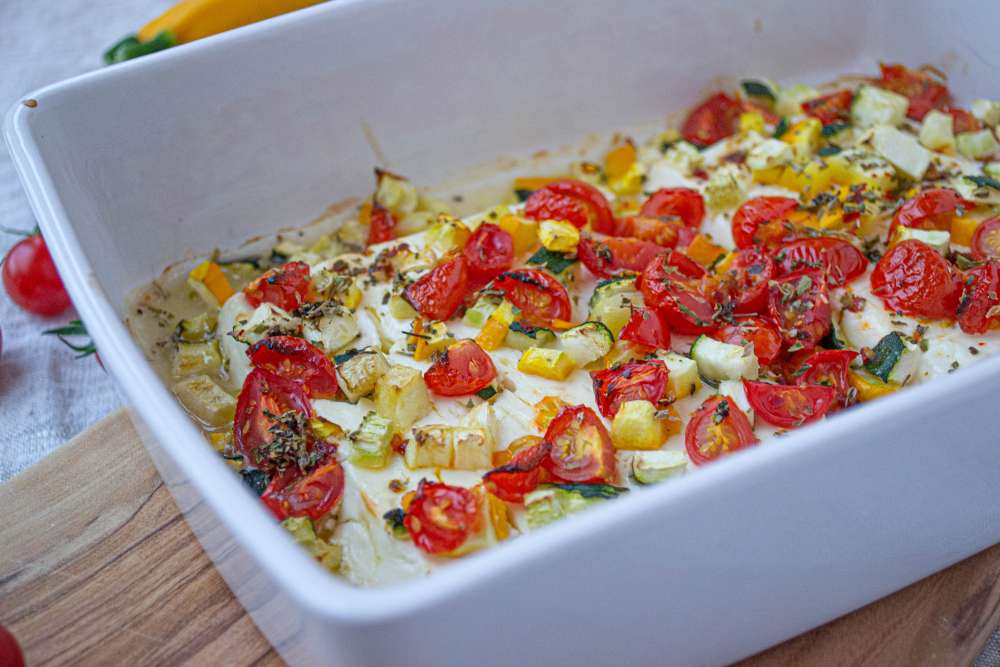 Feta mit Tomaten und Zucchini im Ofen überbacken (Ofen-Feta)