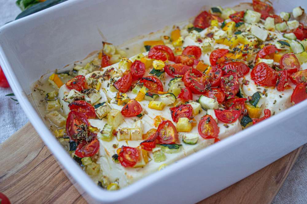 Feta mit Tomaten und Zucchini im Ofen überbacken (Ofen-Feta)