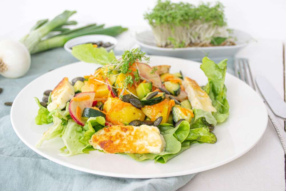 Frühlingssalat mit cremigem Dressing
