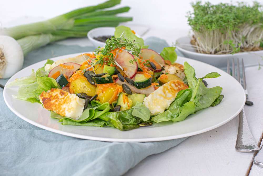 Frühlingssalat mit cremigem Dressing