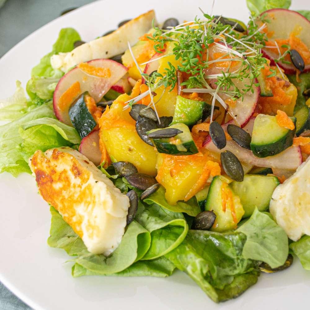 Frühlingssalat mit Dressing Kartoffeln und Kresse