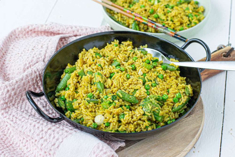 Gebratener Curry Reis mit grünem Gemüse (vegetarisch)