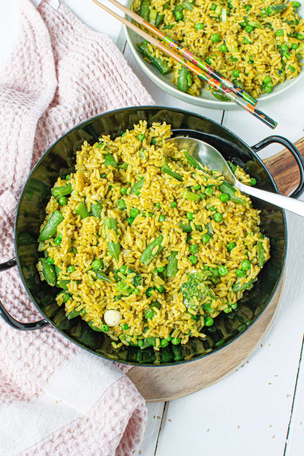 Gebratener Curry Reis mit Brokkoli Erbsen und Frühlingszwiebeln
