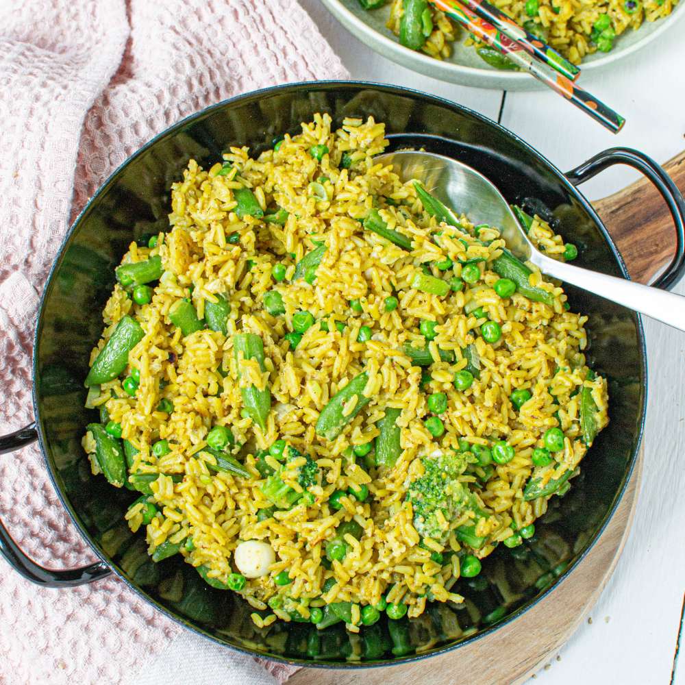 Gebratener Curry Reis mit Brokkoli Erbsen und Frühlingszwiebeln