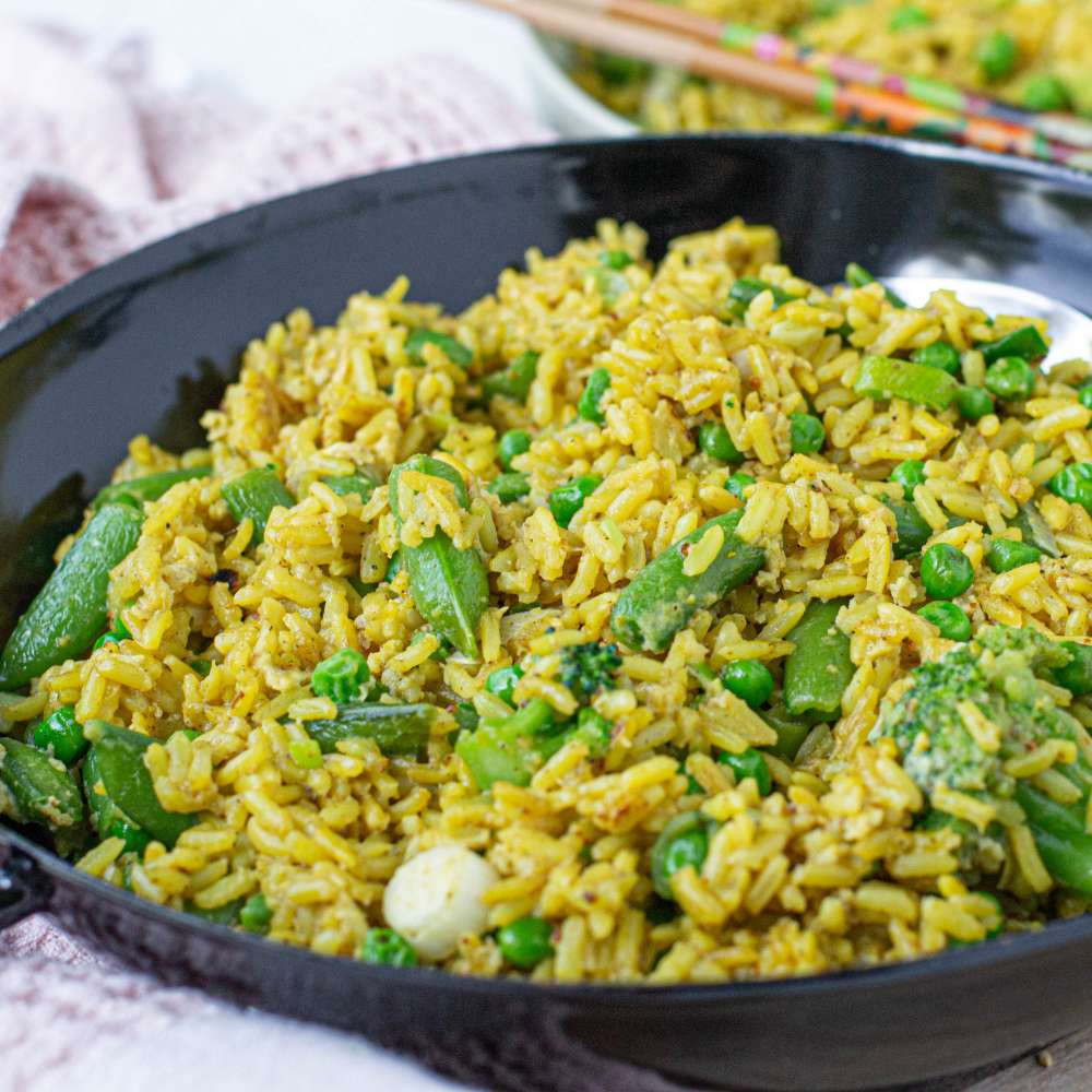 Gebratener Curry Reis mit Brokkoli Erbsen und Frühlingszwiebeln