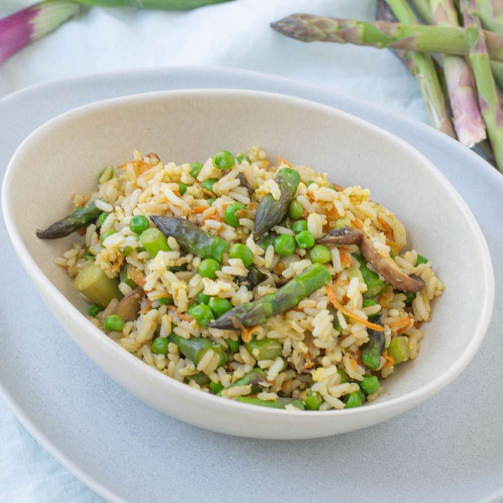 Gebratener Reis mit Spargel und Frühlingsgemüse