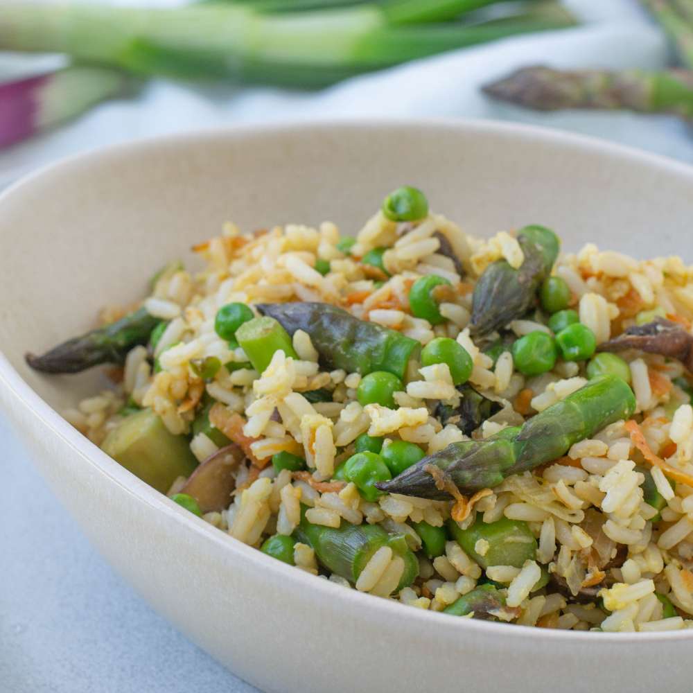 Gebratener Reis mit Spargel und Frühlingsgemüse