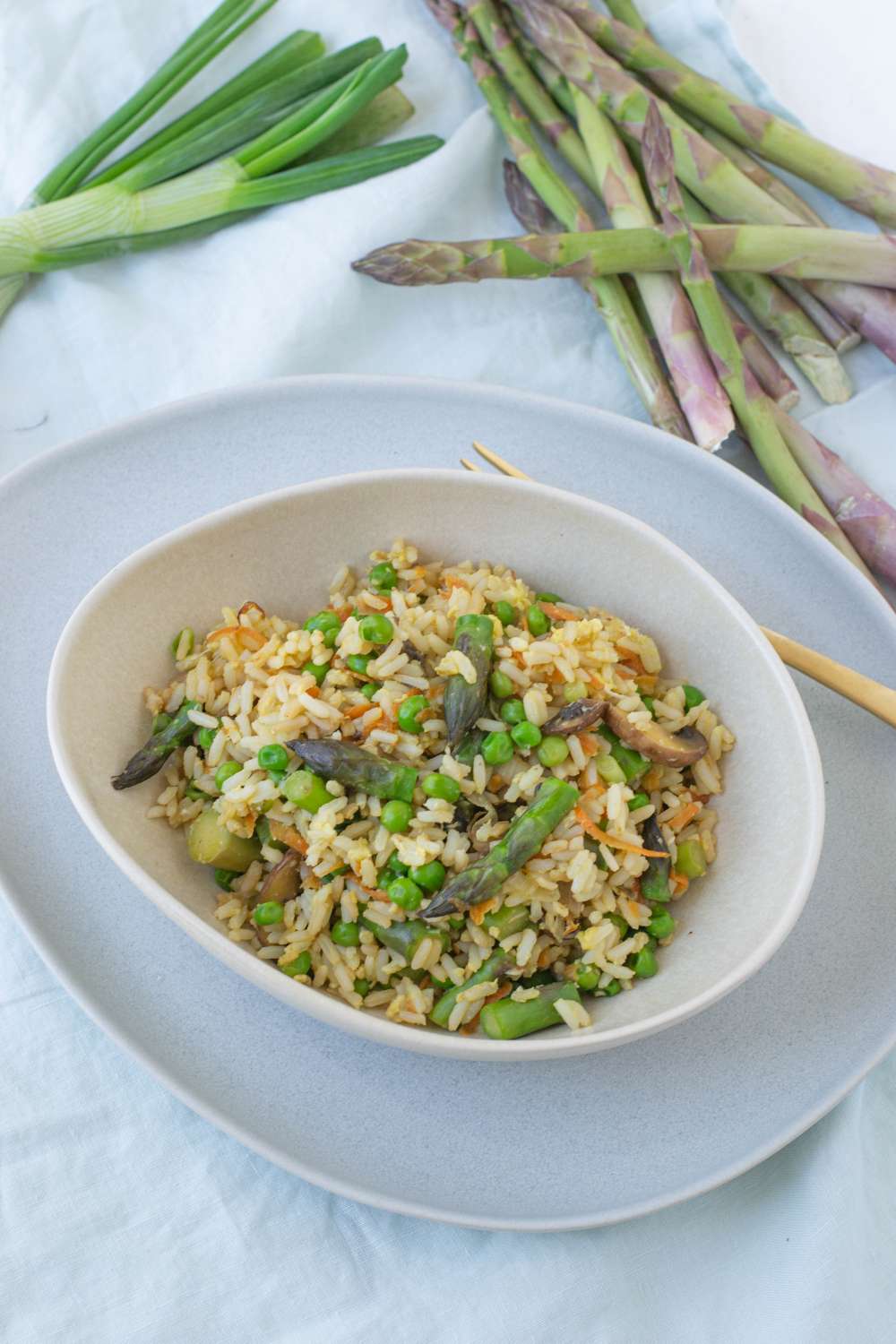 Gebratener Reis mit Spargel und Frühlingsgemüse