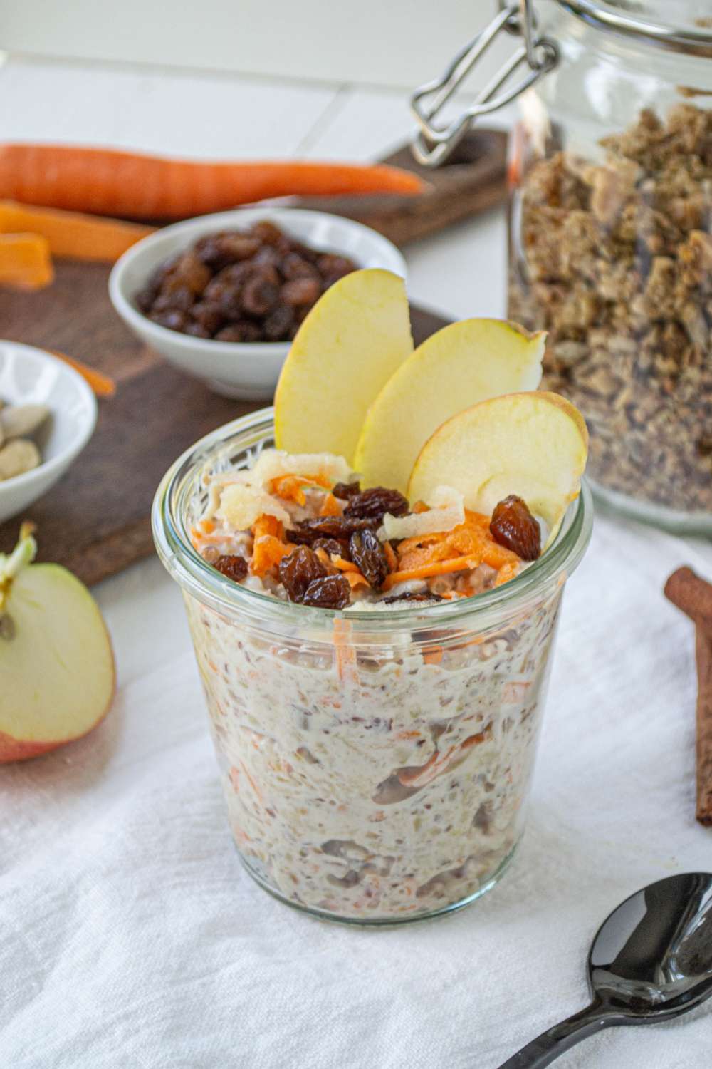 Granola Overnight Oat mit Buchweizen Apfel und Karotte