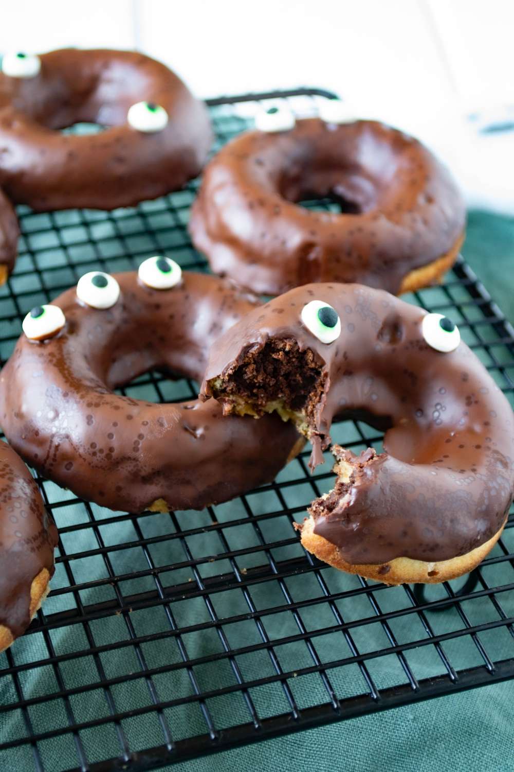 Marmorkuchen Donuts mit Augen für Halloween oder Kindergeburtstag