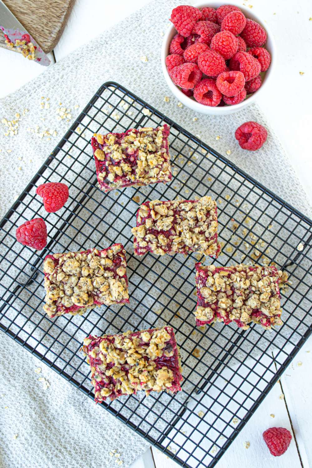 Fruchtige Himbeer Müsli Happen mit Crumble (Granola Crumble Bars)