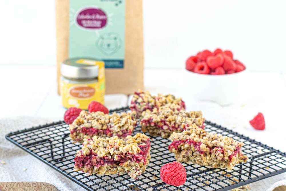 Fruchtige Himbeer Müsli Happen mit Crumble (Granola Crumble Bars)