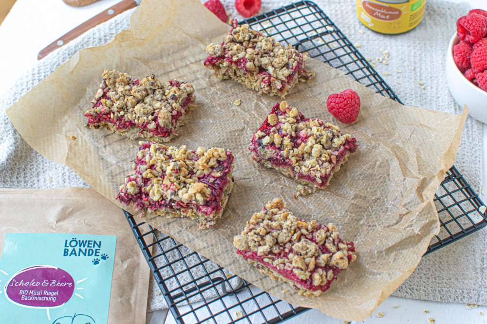 Fruchtige Himbeer Müsli Happen mit Crumble (Granola Crumble Bars)