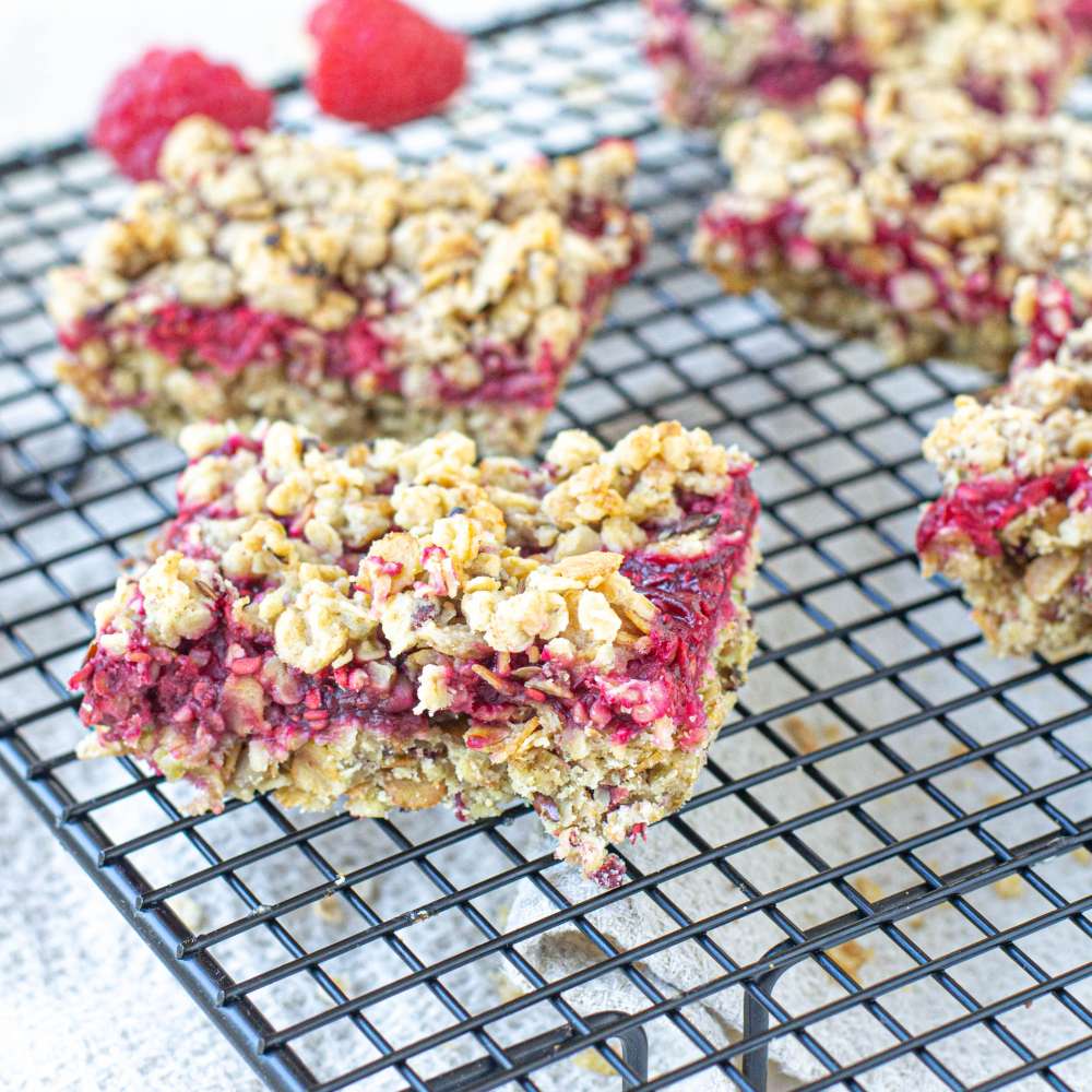 Fruchtige Himbeer Müsli Happen mit Crumble (Granola Crumble Bars)