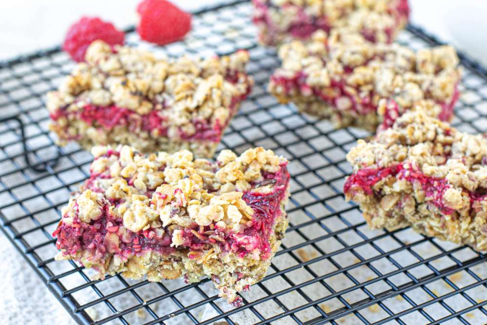 Fruchtige Himbeer Müsli Happen mit Crumble (Granola Crumble Bars)