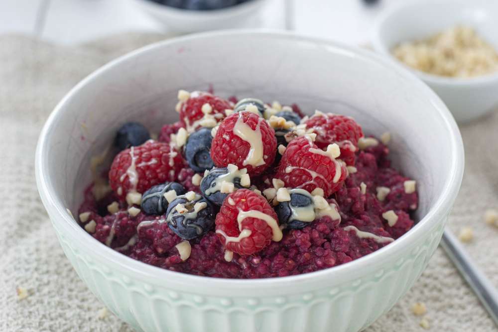 Hirse Porridge mit Beeren (glutenfrei, vegan)