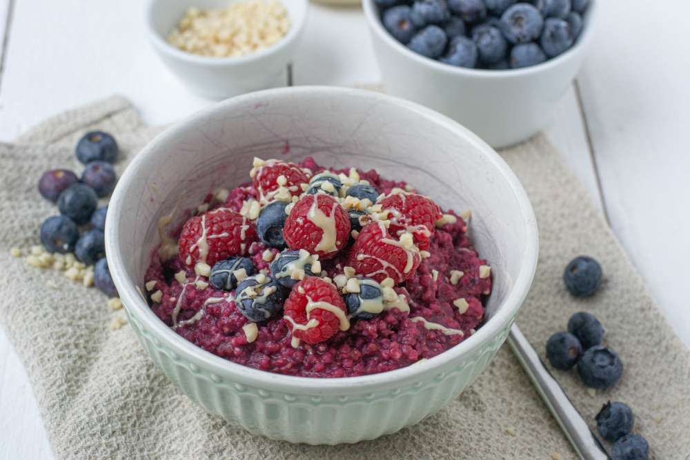 Hirse Porridge mit Beeren (glutenfrei, vegan)