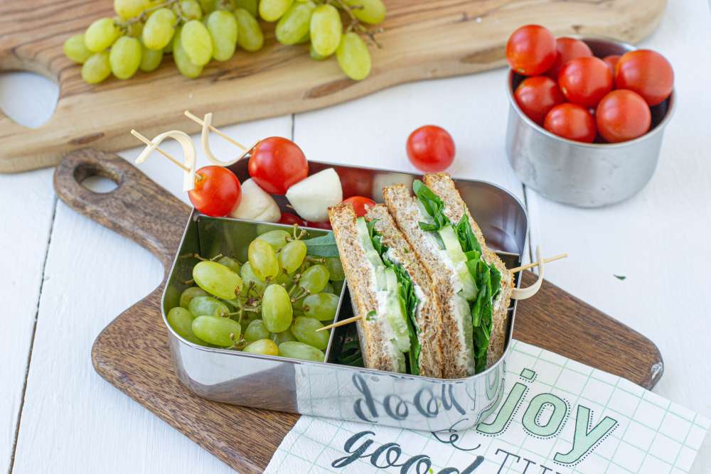 Jausenbox Idee: Sandwich aus Vollkorntoast & Tomate-Mozzarella Spieße (vegetarisch)