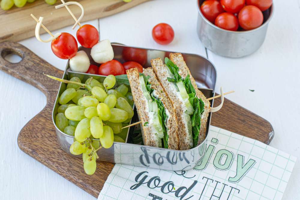 Jausenbox Idee: Sandwich aus Vollkorntoast & Tomate-Mozzarella Spieße (vegetarisch)