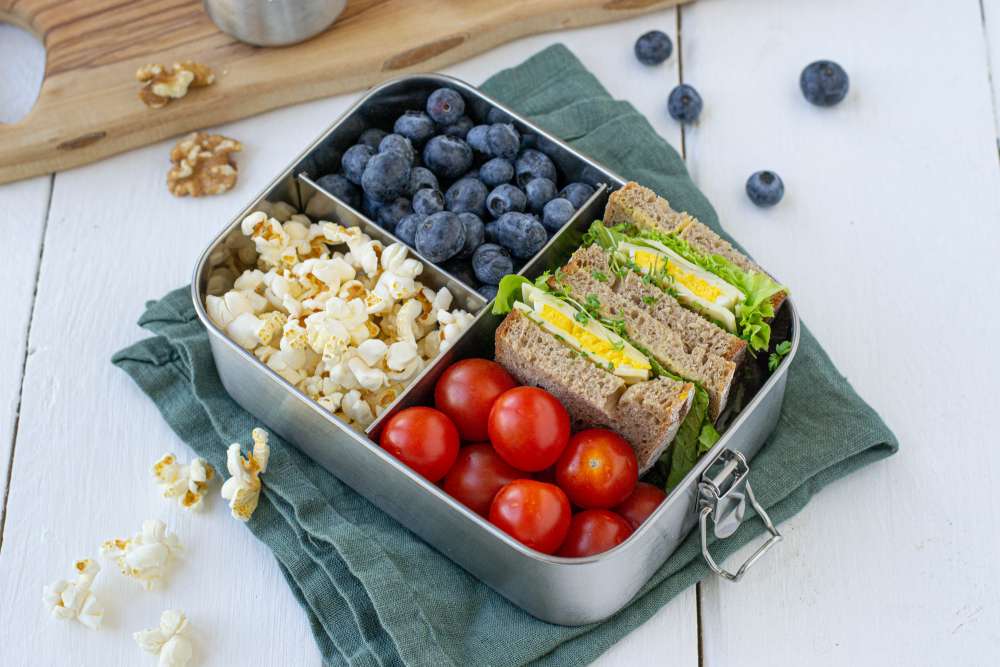 Jausenbox Idee: Vollkornbrot Sandwich mit Ei, Käse & Gemüse (vegetarisch)