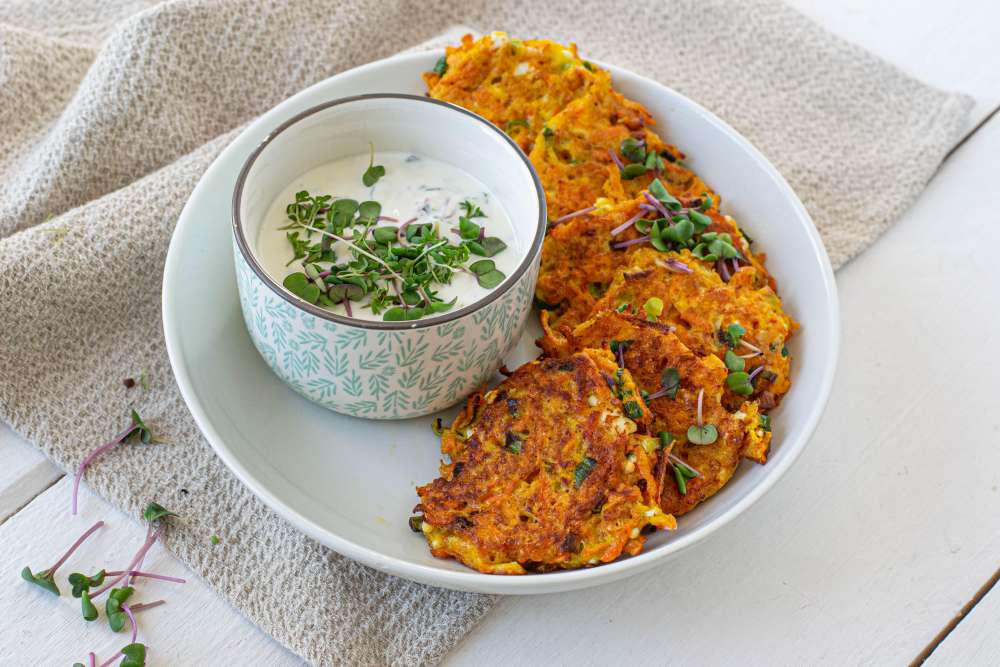 Karotten Feta Laibchen mit Joghurt - Dip (ohne Ei)