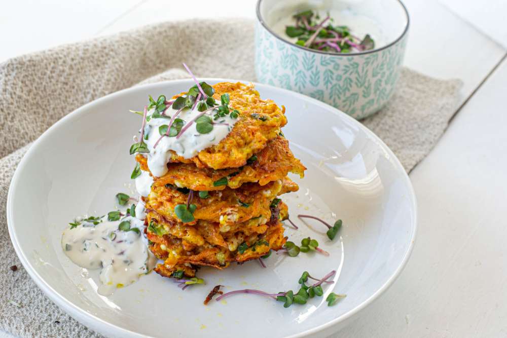 Karotten Feta Laibchen mit Joghurt - Dip (ohne Ei)