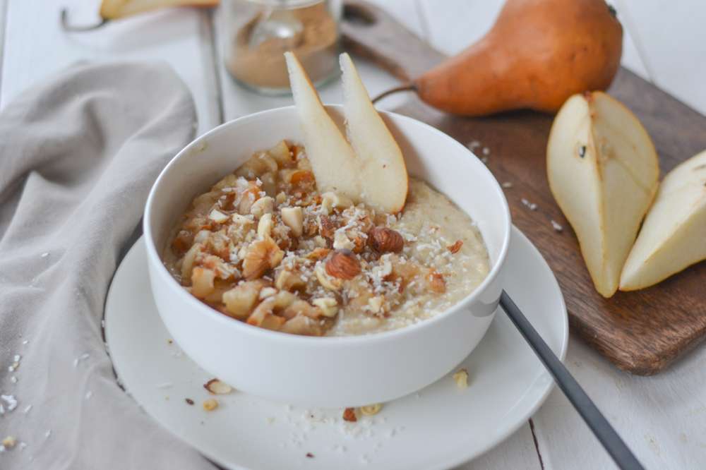 Porridge mit Kokos und Birnen