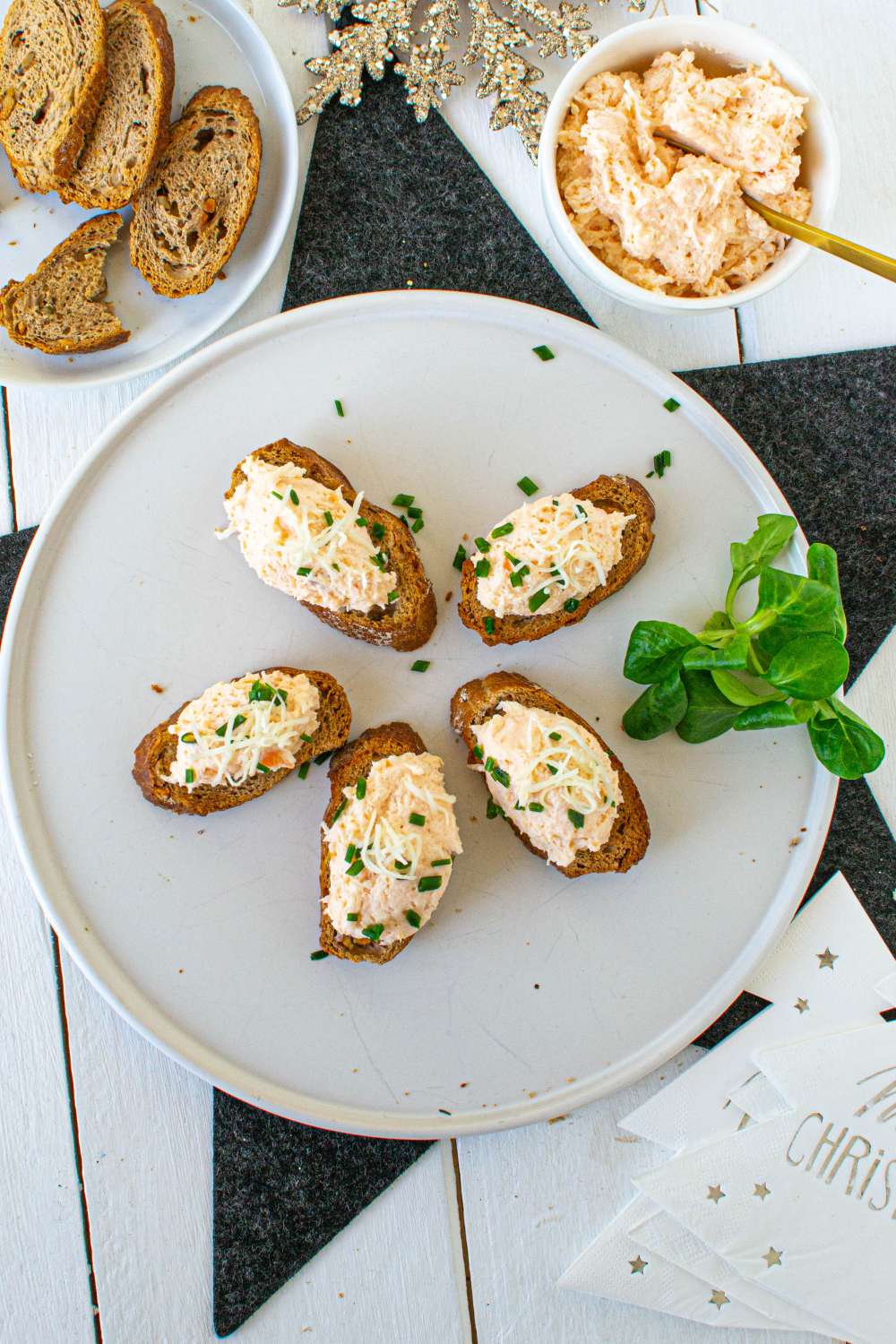 Love to Eat - Räucherlachsmousse auf hausgemachten Brotchips | Gesunde ...