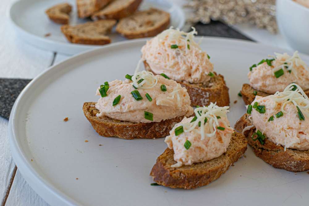 Räucherlachsmousse auf hausgemachten Brotchips