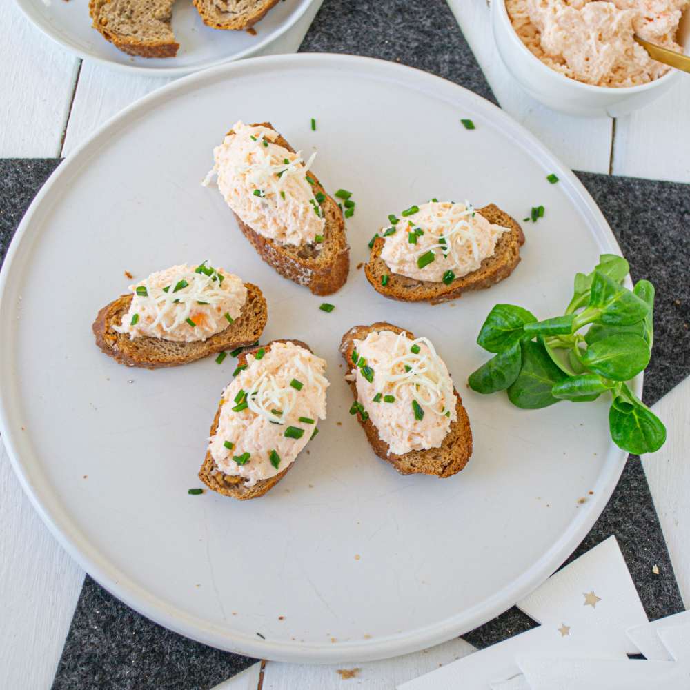 Lachsmousse auf Brotchips