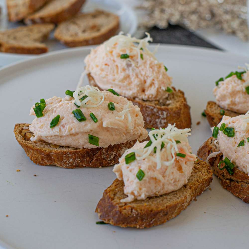 Lachsmousse auf Brotchips