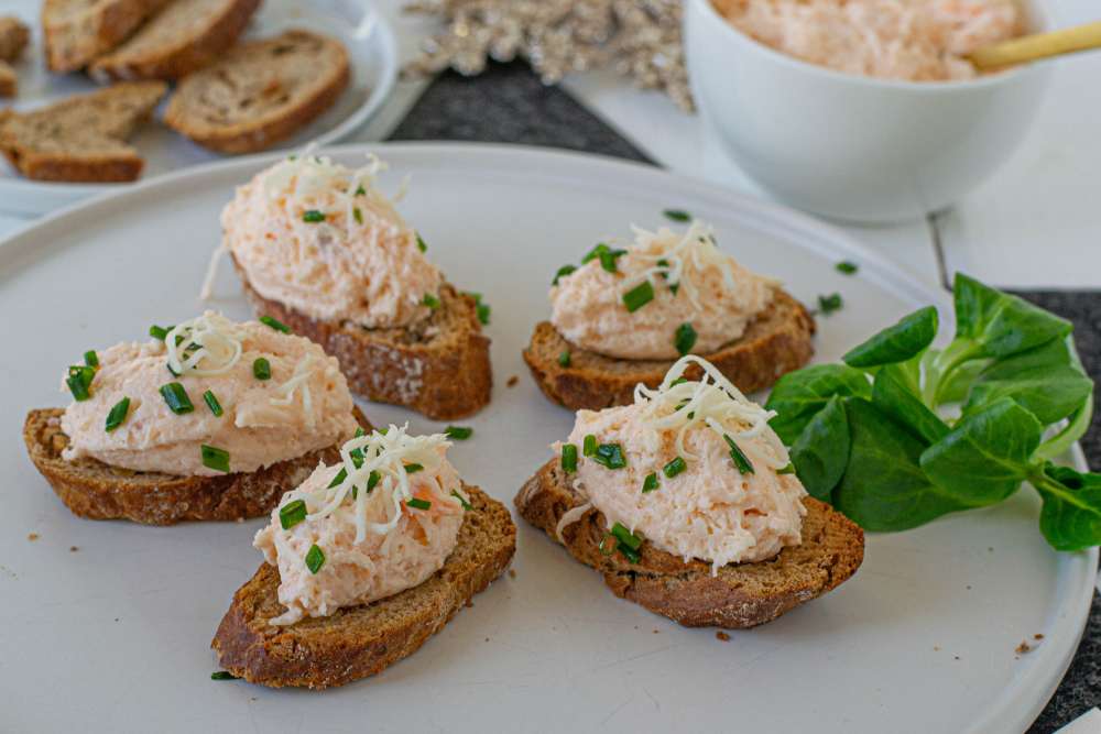 Räucherlachsmousse auf hausgemachten Brotchips