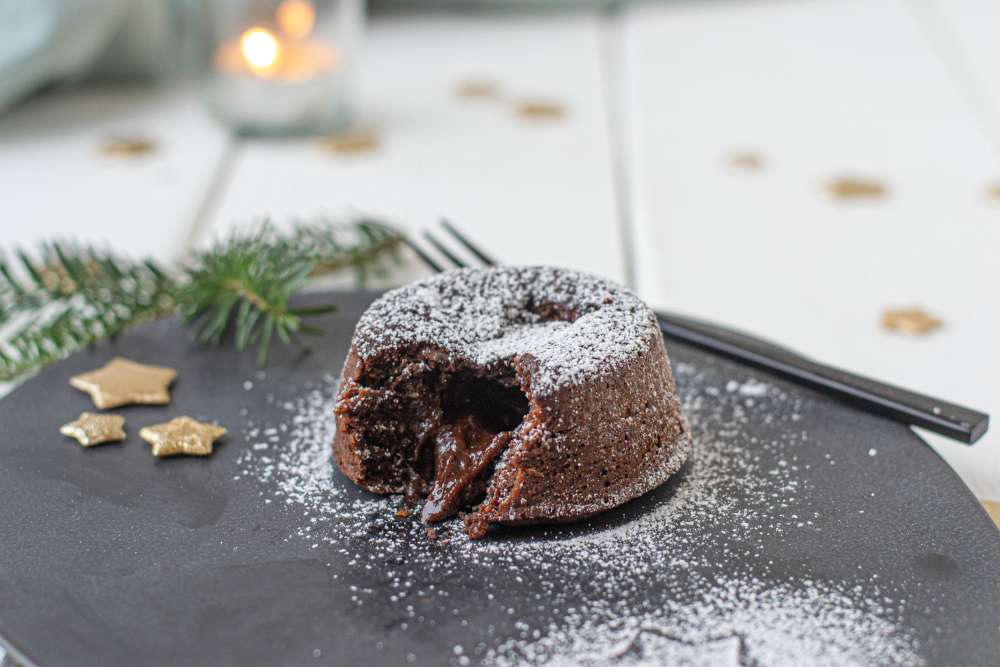 Lava Cake mit Tonkabohne - Schokoladenkuchen mit flüssigem Kern (zuckerfrei)