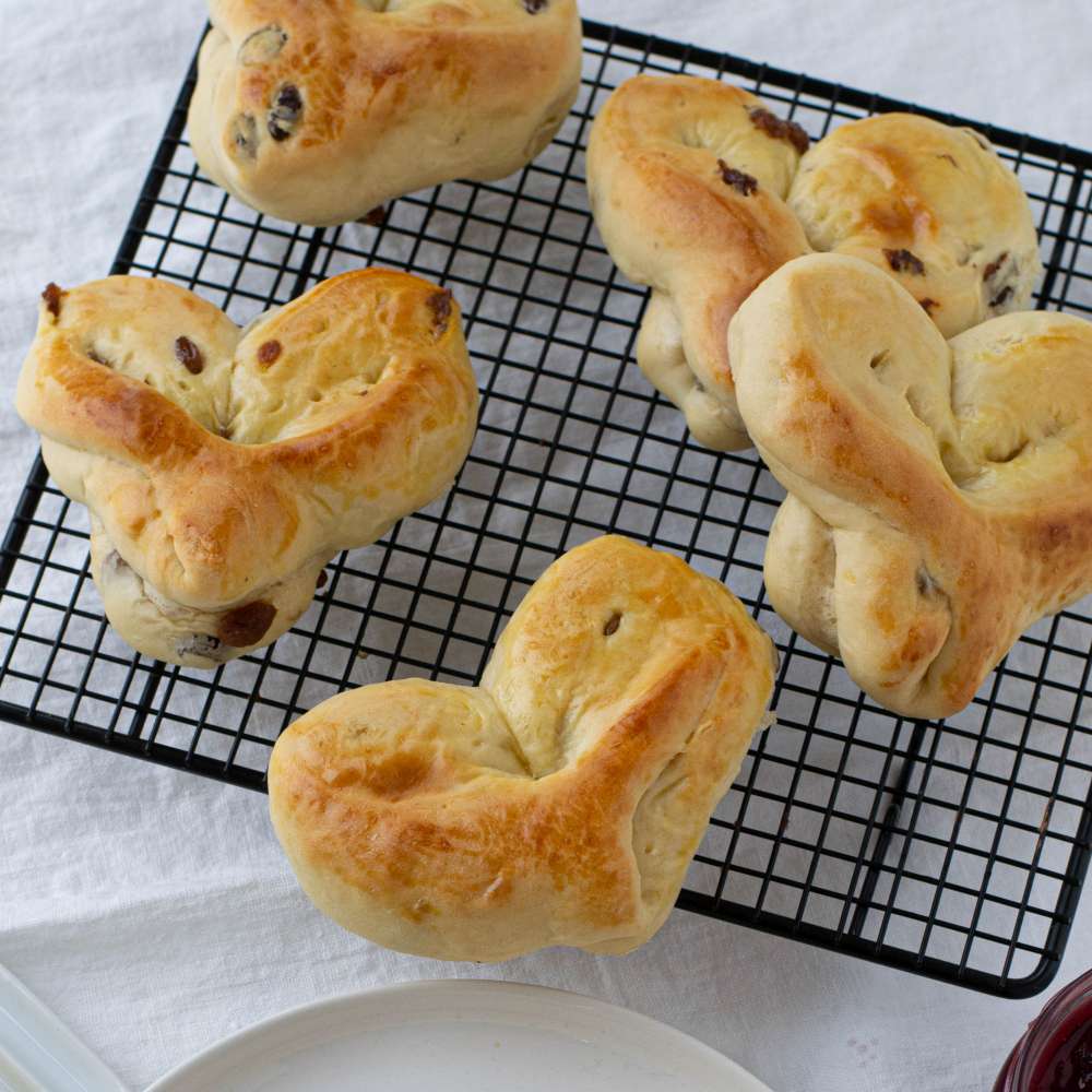 Milchbrötchen selbstgemacht - ein Herz zum Valentinstag