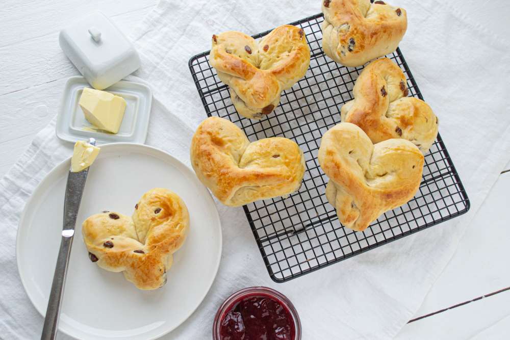 Milchbrötchen selbstgemacht - ein Herz zum Valentinstag
